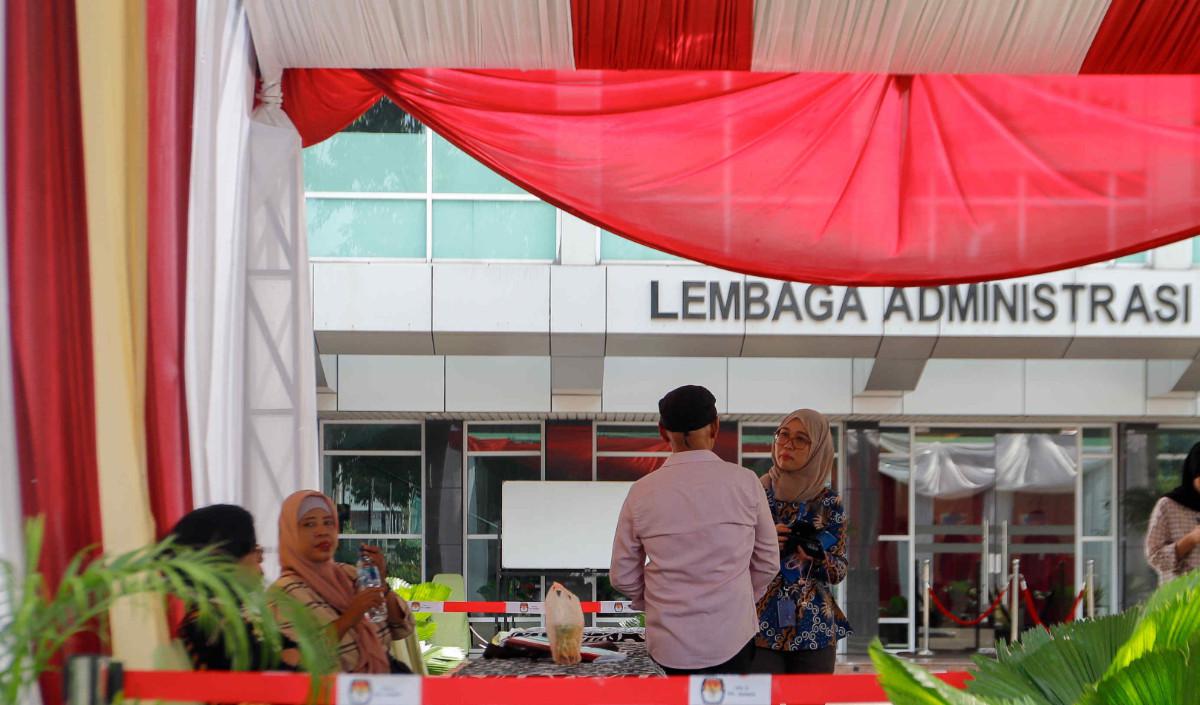 Hamdi menyampaikan undangan kepada Jokowi untuk memberikan hak pilihnya pada Pemilu 2024 di TPS 10 Kelurahan Gambir yang akan berlokasi di Gedung LAN di Jalan Veteran Nomor 10.<br>