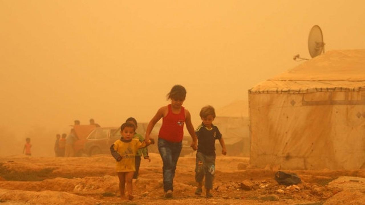Dahsyatnya terjangan badai pasir di Lebanon, 750 warga sesak napas
