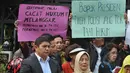 Warga perumahan Pati Polri membentangkan tulisan berisi pesan kepada Presiden Joko Widodo menolak penggusuran rumah mereka di Cipinang Baru Bunder, Jakarta, Selasa (26/5/2015). (Liputan6.com/Herman Zakharia)