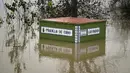 Sebuah tanda menunjukkan ketinggian permukaan air, tujuh meter (22 kaki), di daerah banjir dekat Sungai Ebro di desa kecil Pradilla de Ebro, provinsi Aragon, Spanyol utara (13/12/2021). Hujan deras menyebabkan banjir di Spanyol utara. (AP Photo/Alvaro Barrientos)