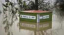Sebuah tanda menunjukkan ketinggian permukaan air, tujuh meter (22 kaki), di daerah banjir dekat Sungai Ebro di desa kecil Pradilla de Ebro, provinsi Aragon, Spanyol utara (13/12/2021). Hujan deras menyebabkan banjir di Spanyol utara. (AP Photo/Alvaro Barrientos)