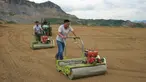Sejumlah orang menabur benih rumput pada ladang yang direstorasi dari bekas tambang di Kota Maquanzi, Wilayah Otonom Etnis Manchu Qinglong, Provinsi Hebei, China, 5 September 2020. Wilayah tersebut berfokus pada restorasi tambang terbuka dan reklamasi sekitar 584 hektare lahan. (Xinhua/Yang Shiyao)