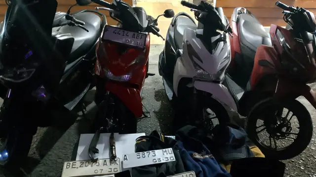 2 begal dan sejumlah barang bukti hasil kejahatan diamankan Polres Way Kanan. (Liputan6.com/Istimewa).