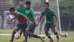 Bek Persib, Henhen Herdiana, berebut bola dengan gelandang Persela, Saddil Ramdani, saat mengikuti seleksi Timnas Indonesia U-22 di Lapangan SPH Karawaci, Banten, Selasa (7/3/2017). (Bola.com/Vitalis Yogi Trisna)