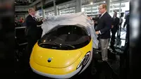 Pangeran Albert II dari Monaco dan Co-Founder dan CEO AeroMobil Juraj Vaculík memperkenalkan AeroMobil di Monaco, Kamis (20/4). AeroMobil memiliki daya jelajah hingga 640 km dengan kecepatan di udara mencapai 360 km per jam. (AP Photo / Claude Paris)