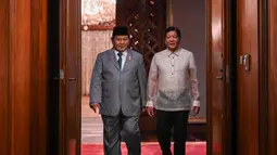Menteri Pertahanan Republik Indonesia yang juga Presiden terpilih periode 2024-2029, Prabowo Subianto melakukan kunjungan kerja ke Filipina. (Jam Sta Rosa/POOL/AFP)