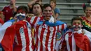 Fans Paraguay setia menyemangati timnya melawan Kolombia pada laga penyisihan grup A Copa America Centenario 2016 di Stadion Rose Bowl, Pasadena, AS, (8/6/2016) WIB. (AFP/Mark Ralston)