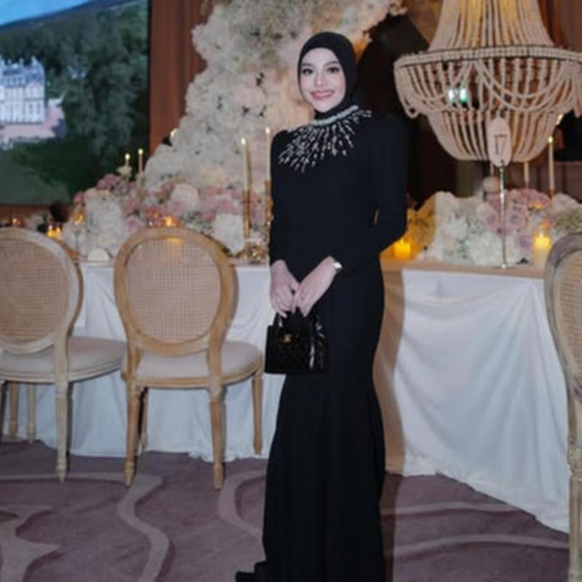 Potret Aurel Hermansyah Tampil Stunning Dalam Balutan Dress Hitam di Dinner Party Al Ghazali & Alyssa Daguise