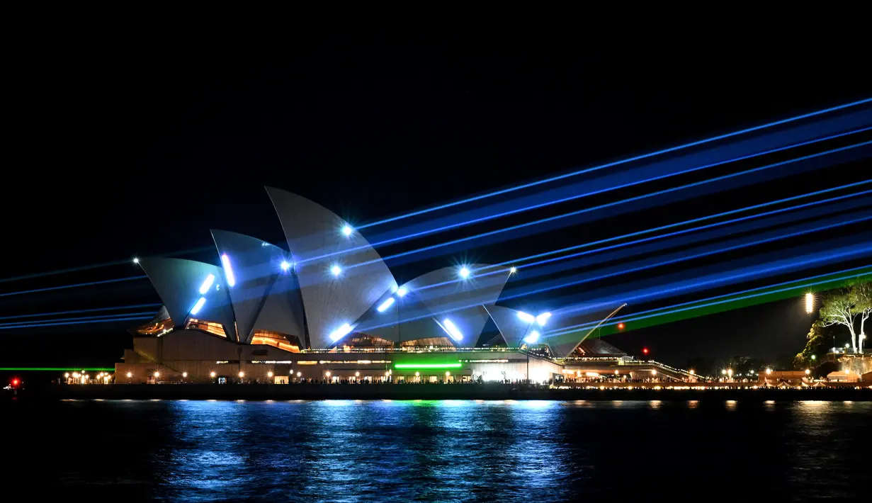 Gedung ini diterangi pertunjukan cahaya yang dibuat oleh seniman audio-visual Australia Robin Fox. (Saeed KHAN / AFP)