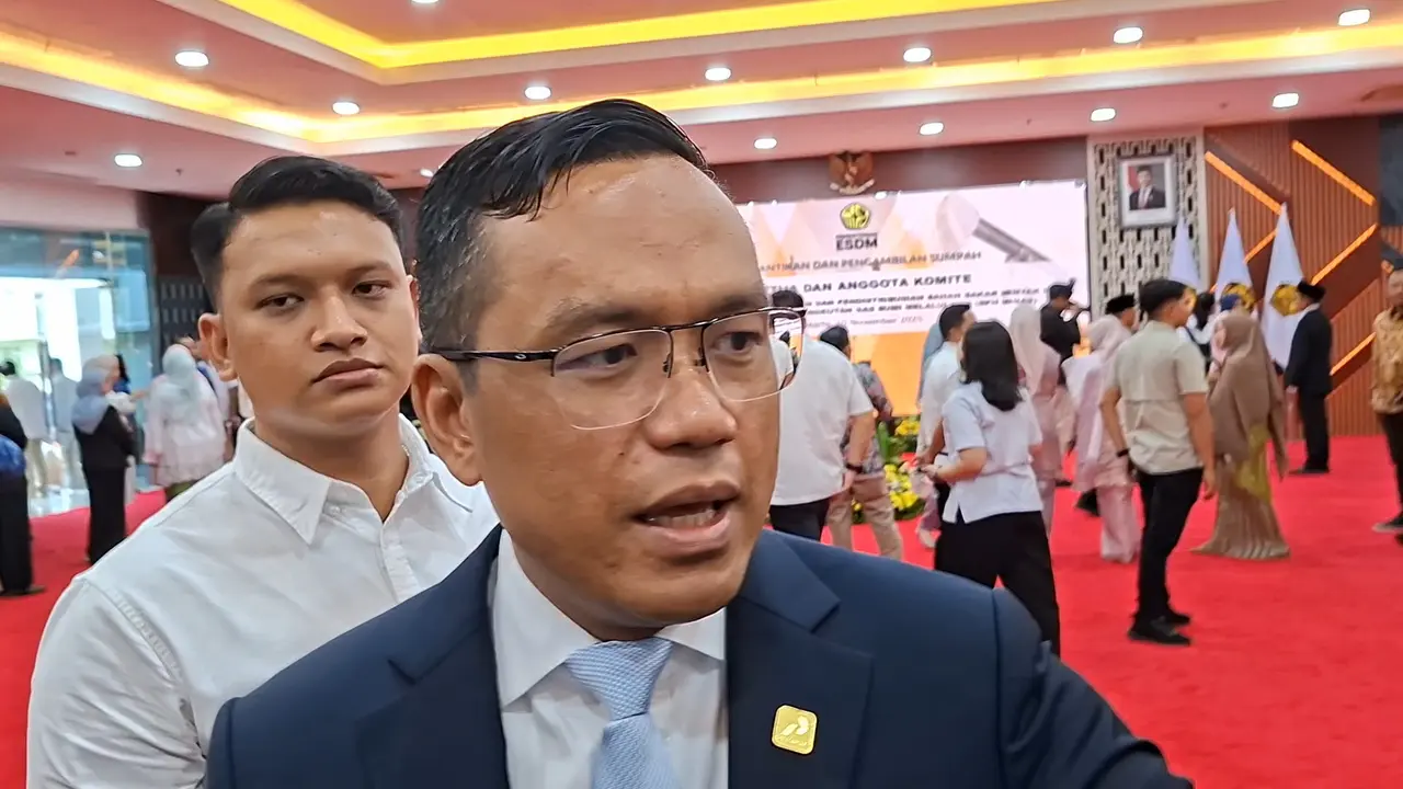 Direktur Utama PT Pertamina (Persero), Simon Aloysius Mantiri di Kantor Kementerian ESDM, Jakarta, Senin (10/11/2025). (Liputan6.com/Arief)