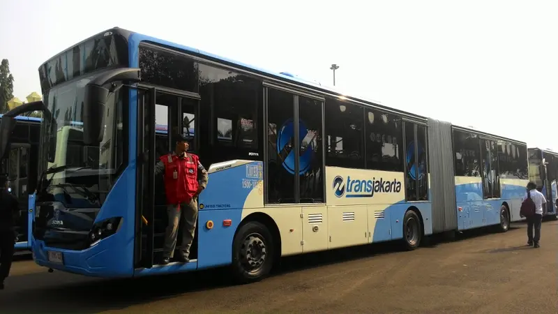 Ahok Semringah Luncurkan 20 Bus Transjakarta Scania Baru 