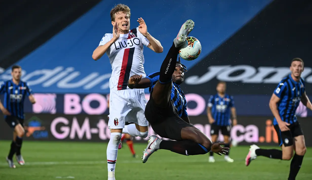 Penyerang Atalanta, Duvan Zapata, berebut bola dengan penyerang Bologna, Ladislav Krejci, pada laga lanjutan Serie A pekan ke-35 di Gewiss Stadium, Rabu (22/7/2020) dini hari WIB. Atalanta menang 1-0 atas Bologna. (AFP/Marco Bertorello)
