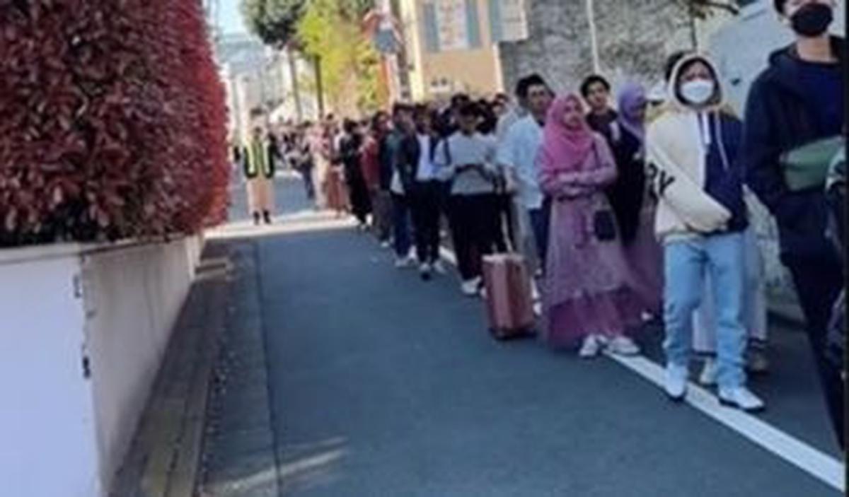 "Gawat-gawat nih antrean sholat Idul Fitri. Di SRIT Tokyo Jepang 10 April 2024," tulis keterangan unggahan.