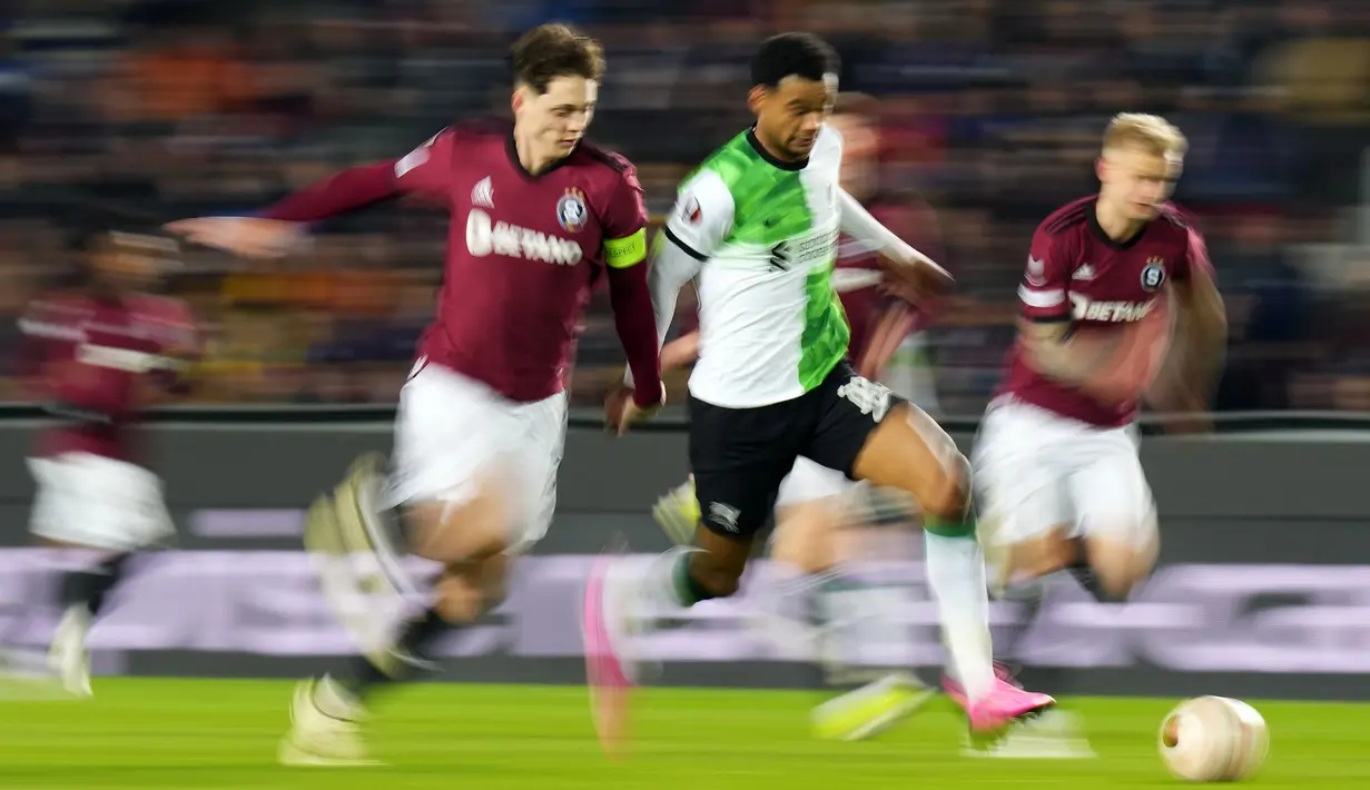 Pemain Liverpool, Cody Gakpo (tengah) berusaha melewati pemain Sparta Praha, Ladislav Krejci pada laga leg pertama 16 Besar Liga Europa 2023/2024 di Epet Arena, Praha, Republik Ceko, Jumat (08/03/2024) dini hari WIB. (AP Photo/Petr David Josek)
