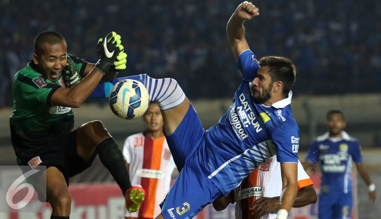 Kiper PBFC, Galih Sudaryono (kiri) berebut bola dengan pemain Persib, Vladimir Vujovicdi laga kedua Perdelapan Final Piala Presiden 2015 di Stadion Si Jalak Harupat, Bandung, Sabtu (26/9/2015). PBFC kalah 1-2. (Liputan6.com/Helmi Fithriansyah)