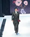 Sebagai salah satu muse di fashion show Vivi Zubedi, Olla Ramlan berhasil mencuri perhatian dengan penampilannya yang elegan dan berkelas. [@vivizubedi].