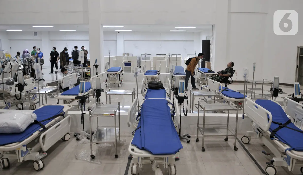 Petugas menyiapkan perlengkapan ruang isolasi Rumah Sakit Darurat Penanganan COVID-19 di Wisma Atlet, Kemayoran, Jakarta, Minggu (22/3/2019). RS Darurat Penanganan COVID-19 hampir 100 persen rampung. (merdeka.com/Iqbal S. Nugroho)