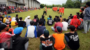 Ratusan suporter berkumpul di pinggir lapangan menyaksikan sesi latihan Persija di NYTC, Sawangan, Depok, Selasa (24/1). Jelang kompetisi musim 2017, Persija melakukan latihan rutin di National Youth Training Centre. (Liputan6.com/Helmi Fithriansyah)