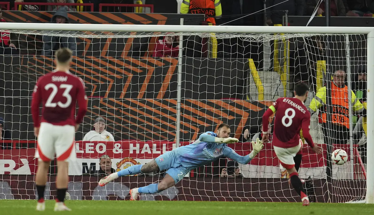 Pemain Manchester United, Bruno Fernandes mencetak gol ke gawang Lyon melalui tendangan penalti dalam laga lanjutan Liga Europa 2024/2025 di Old Trafford, Manchester, Inggris, Jumat (18/04/2025) dini hari WIB. (AP Photo/Jon Super)