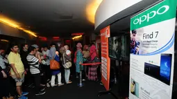 Antrian para Cinemaholic yang akan melakukan sesi foto di photo booth jelang menyaksikan film Doraemon di Blitz Megaplex, Grand Indonesia, Jakarta (13/12/2014). (Liputan6.com/Helmi Fithriansyah)