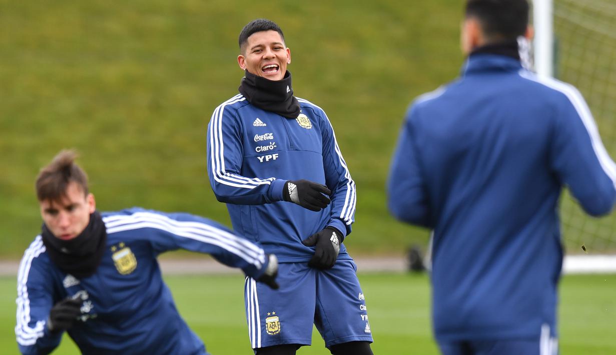 Tawa bek Argentina, Marcos Rojo (tengah) saat berlatih bersama rekan-rekannya di City Football Academy, Manchester, (20/3/2018). Argentina akan melawan Italia pada laga persahabatan di Etihad Stadiu. (AFP/Anthony Devlin)