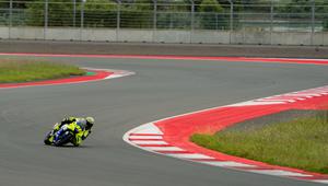 Momen legenda MotoGP Valentino Rossi saat mengaspal di Sirkuit Pertamina Mandalika, Lombok. (Pertamina Lubricants)