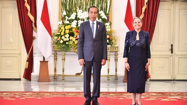 Duta Besar AS untuk Republik Indonesia yang baru Kamala Shirin Lakhdhir menyerahkan surat kepercayaannya kepada Presiden Joko Widodo (Jokowi), Kamis (8/8/2024). (Dok. Sekretariat Presiden RI)