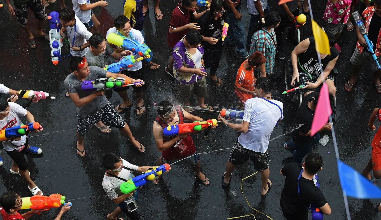 Songkran adalah festival air tradisional dari Thailand, dirayakan untuk melambangkan membuang nasib buruk. (AFP PHOTO / Christophe Archambaulth)