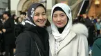 Alya Rohali pertama kali bertemu dengan Desy Ratnasari di lokasi syuting sinetron 'Meniti Cinta'. Kala itu, popularitas Desy disebut sedang berada di puncaknya. Meski begitu, ternyata anggota DPR RI itu sangat humble dan tidak sombong. Alya mengungkapkan, Desy sangat profesional dan tepat waktu dalam bekerja. (Liputan6.com/IG/@arohali)