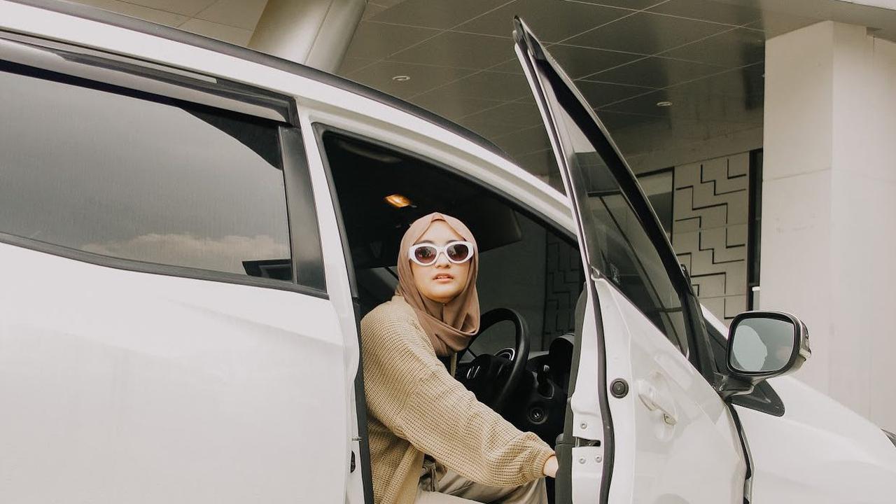 6 Potret Arafah Rianti Dilabrak Tetangga karena Punya 3 Mobil,