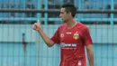 Bek Bhayangkara FC, Otavio Dutra, memberikan kode kepada rekan-rekannya saat melawan PS TNI pada laga Piala Presiden 2017 di Stadion Kanjuruhan, Malang, Sabtu (11/7/2017). Bhayangkara FC menang 2-1 atas PS TNI.(Bola.com/Reza Bachtiar)