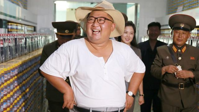 Gaya santai Pemimpin Korea Utara Kim Jong-un berbusana kaus oblong saat blusukan ke pabrik perikanan di Korea Utara (KCNA)