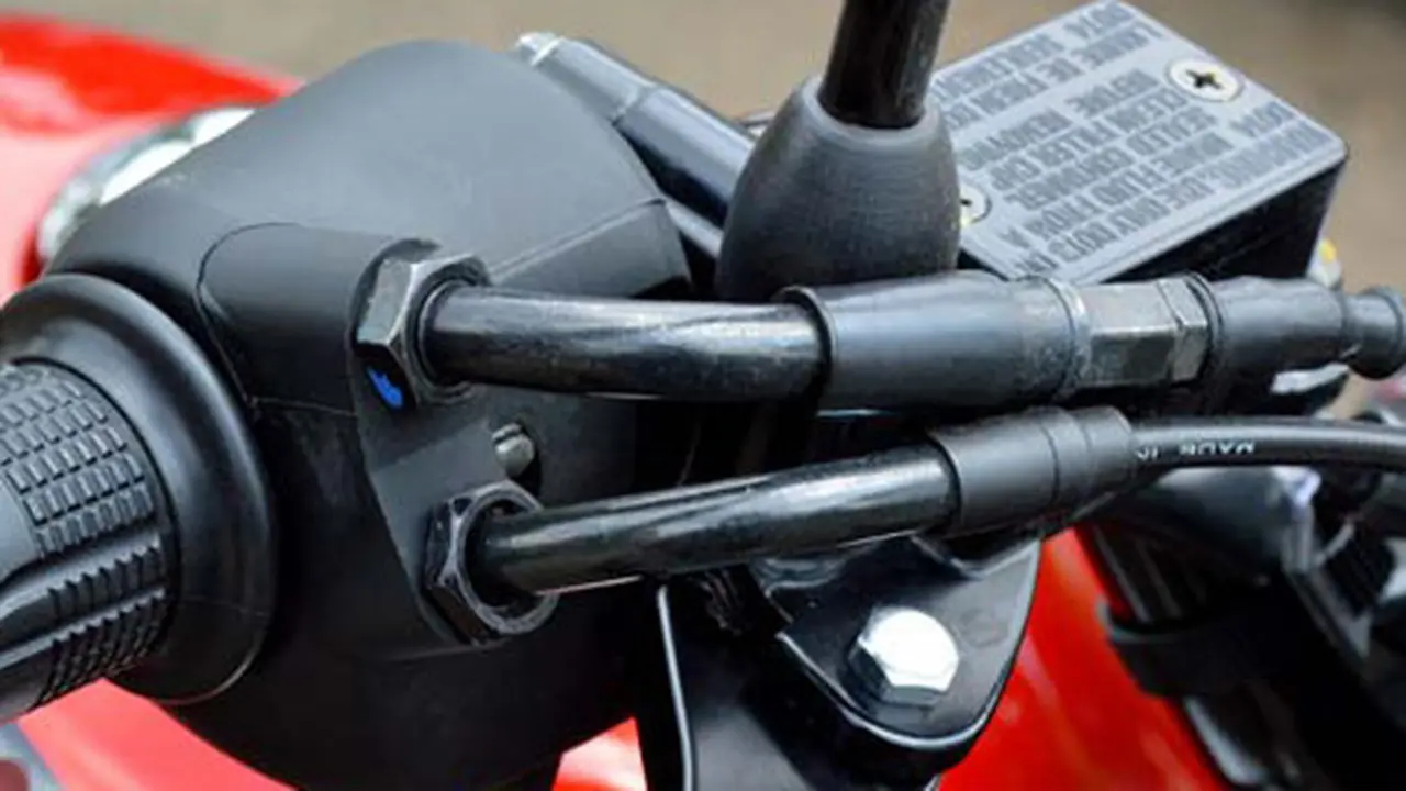 Lumasi kabel gas secara rutin (otomotifnet)