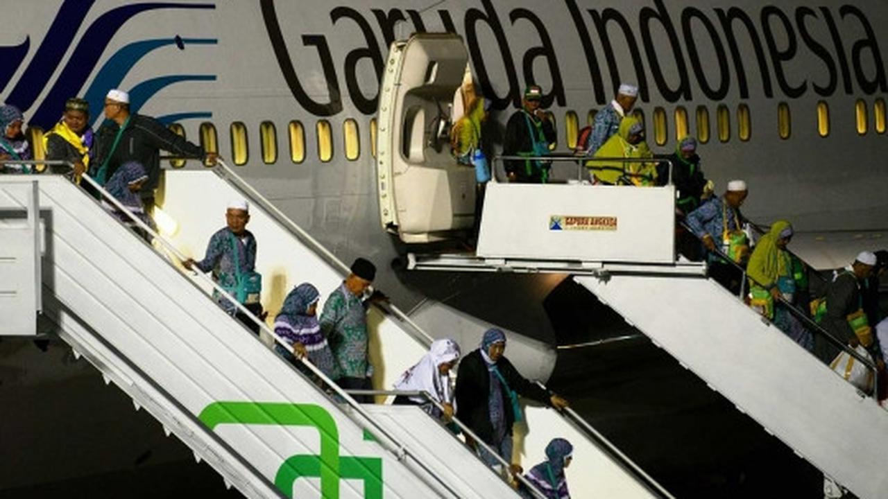 Tiba di Halim, kloter pertama jemaah haji DKI langsung sujud syukur