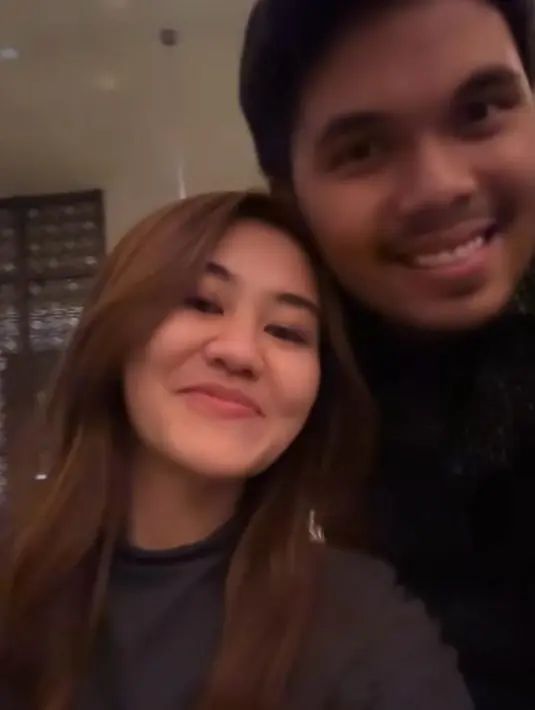 Terlihat Aaliyah Massaid yang mengenakan atasan warna hitam yang serasi dengan kemeja hitam yang dikenakan Thariq Halilintar. [@attahalilintar/@aaliyah.massaid]