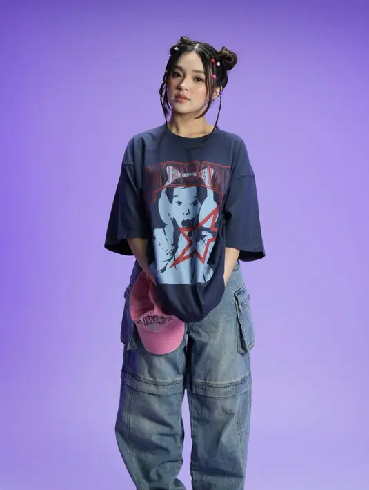 Tampil manis dengan gaya rambut berhias jepit, Pesona Elsa Japasal semakin memikat.