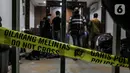 Garis polisi dipasang saat penggeledahan di lokasi bekas Sekretariat Markas Front Pembela Islam di Petamburan, Jakarta, Selasa (27/4/2021). Munarman juga diduga menyembunyikan informasi tentang tindak pidana terorisme. (Liputan6.com/Faizal Fanani)