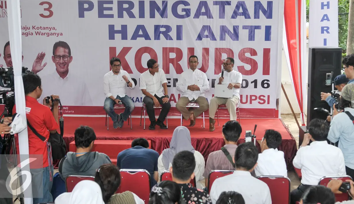 Mantan Wakil Ketua KPK, Bambang Widjojanto (kanan) saat membahas persoalan korupsi bersama Anies dan Sandiaga Uno di Posko Cicurug, Jakarta, Jumat (7/12). (Liputan6.com/Yoppy Renato)