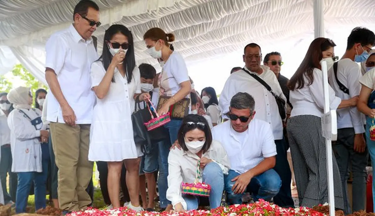 Sebagai salah satu orang yang mengenal dekat sosok Farida, Gisel pun terlihat sangat kehilangan. Ia tak bisa menahan air mata ketika menaburkan bunga di atas pusara Farida. (KapanLagi.com®/Muhammad Akrom Sukarya)