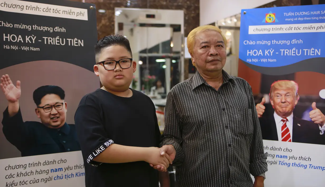 <p>Le Phuc Hai, 66 tahun dan To Gia Huy , 9 tahun, berpose setelah rambut mereka dipangkas dengan gaya pemimpin Korea Utara Kim Jong-un dan Presiden Amerika Serikat, Donald Trump di sebuah salon di Hanoi, Vietnam, 19 Februari 2019. (AP/Hau Dinh)</p>