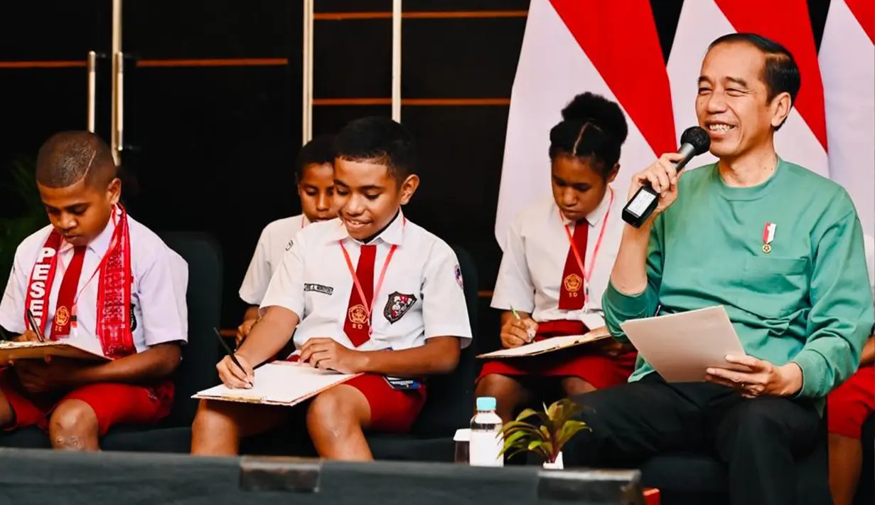 Dalam pertemuan tersebut, para pelajar awalnya menampilkan kemahiran mereka dalam hal berhitung kepada Presiden Jokowi. Setelah itu, Presiden Jokowi memberikan kesempatan kepada anak-anak tersebut untuk mengajukan pertanyaan. (Foto: Laily Rachev - Biro Pers Sekretariat Presiden)