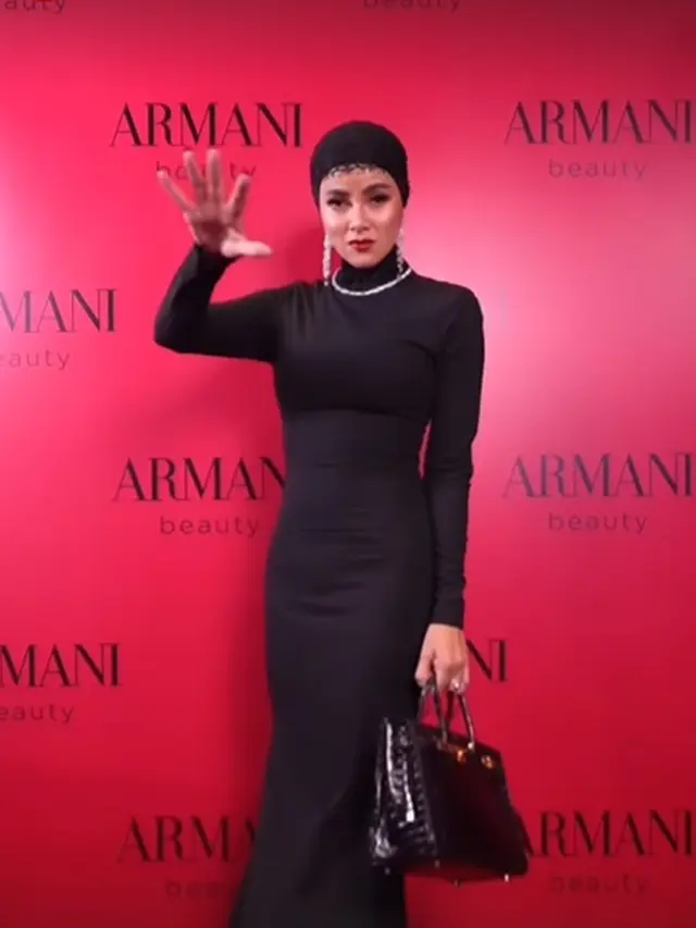 Parada Gaya Glamor Seleb dengan Outfit Serba Hitam, dari Jessica Mila, Paula Verhoeven, hingga Mahalini Raharja