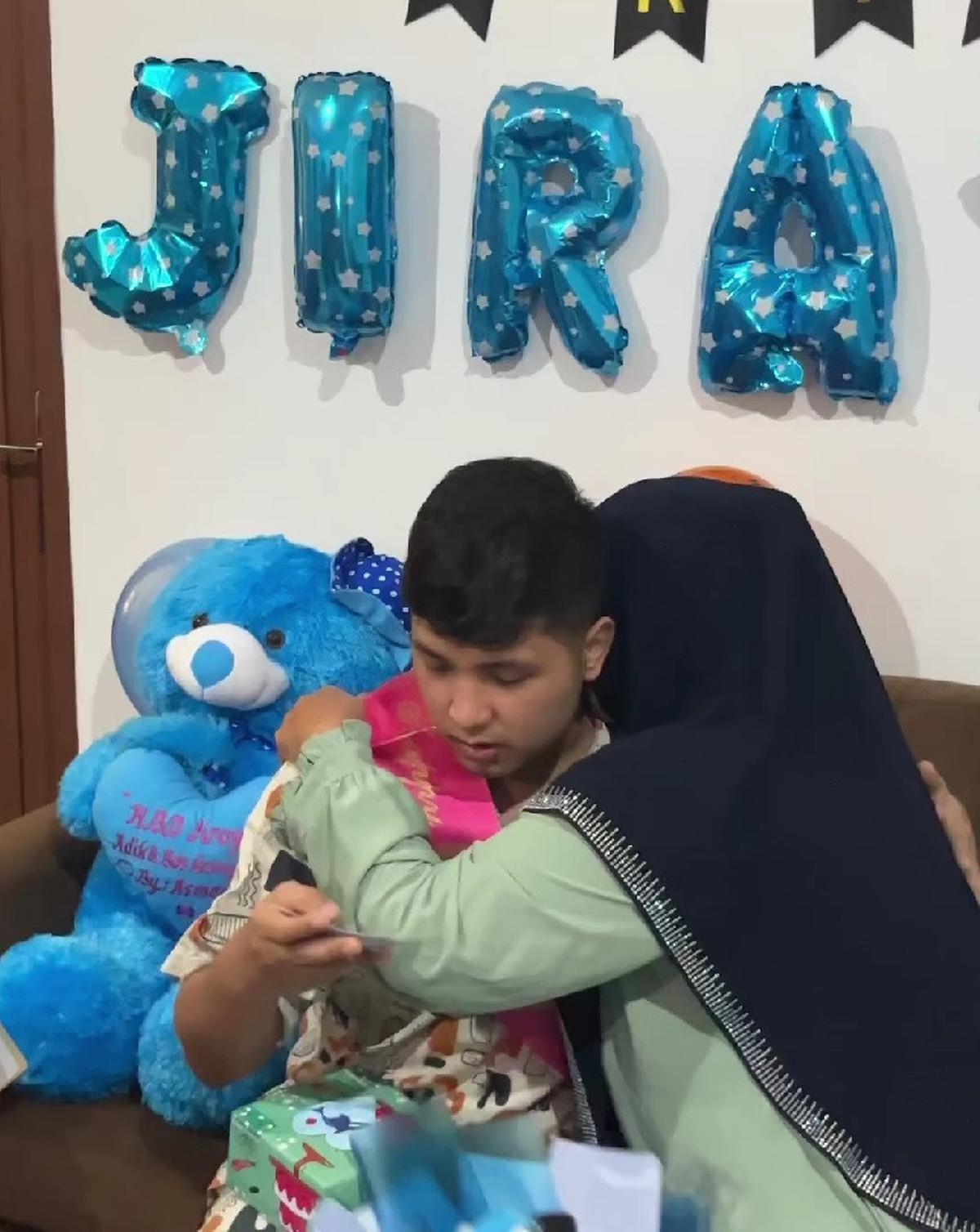 Potret Jirayut Dapat Kejutan Ulang Tahun dari Keluarga, Menangis Haru Baca Kartu Ucapan dan Dapat Kado