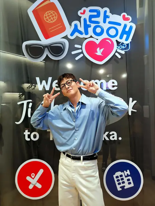 Dia berjanji akan kembali lain ke Indonesia. "End of the fun Indonesian Traveloka Sketch!!!! Will be back again soon :)" kata dia. (Foto: Instagram/ jichangwook)