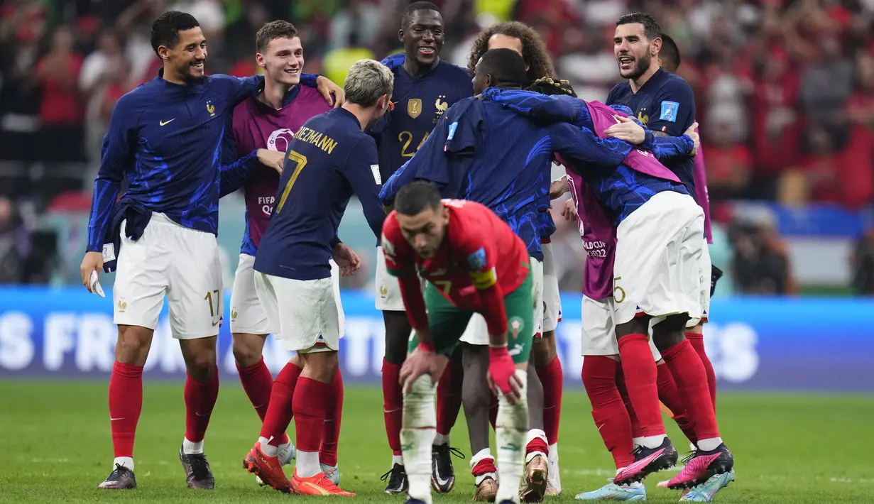 <p>Reaksi gelandang Maroko, Hakim Ziyech saat para pemain Prancis merayakan kemenangan usai pertandingan semifinal Piala Dunia 2022 di Stadion Al-Bayt di Al Khor, Doha, Kamis (15/12/2022). Maroko gagal melaju ke final Piala Dunia 2022 Qatar setelah kalah dari Prancis dengan skor 2-0. (AP Photo/Manu Fernandez)</p>