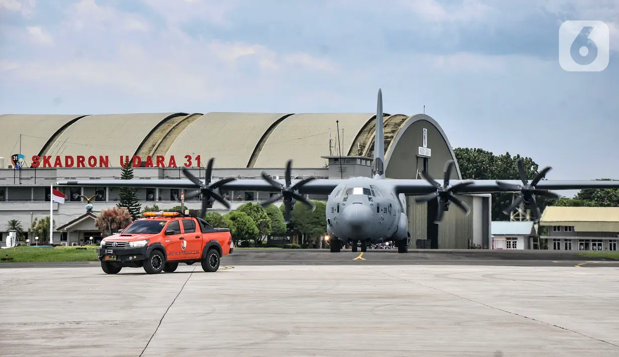 Pesawat Super Hercules C-130J mendarat di Lanud Halim Perdanakusuma, Jakarta Timur, Senin (6/3/2023). Pesawat ini merupakan yang pertama dari total lima unit yang akan datang secara bertahap dari pabriknya di Lockheed Martin, Marietta, Georgia, Amerika Serikat (AS). (merdeka.com/Iqbal S. Nugroho)