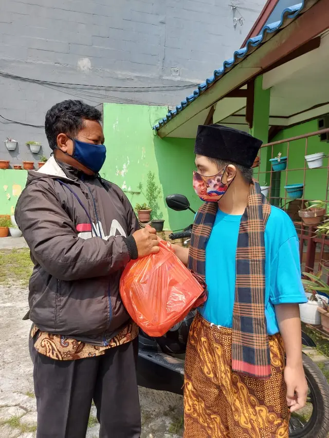 Penyandang down syndrome Raafi Fadillah Bahini berbagi di bulan Ramadan