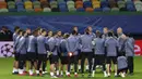 Pelatih Real Madrid, Zinedine Zidane, memberikan instruksi saat latihan jelang laga Liga Champions. Namun Cristiano Ronaldo tidak pernah melakukan selebrasi usai membobol gawang Sporting Lisbon. (AP/Armando Franca)