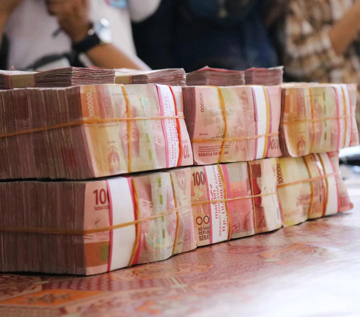"Terendah Rp 35.750, tertinggi Rp 223.280. Kita lihat perkembangan sampai nanti malam. Mudah-mudahan sebelum malam kita bisa lihat 38 provinsi tetapkan UMP," imbuh Indah.