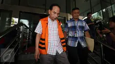 Mantan Walikota Cimahi M Itoc Tochija tertunduk usai menjalani pemeriksaan lanjutan di Gedung KPK, Jakarta, Senin (30/1). Itoc Tochijah diduga menerima suap dari pengusaha TDB dan HSGM pada 1 Desember 2016 lalu. (Liputan6.com/Helmi Fithriansyah)